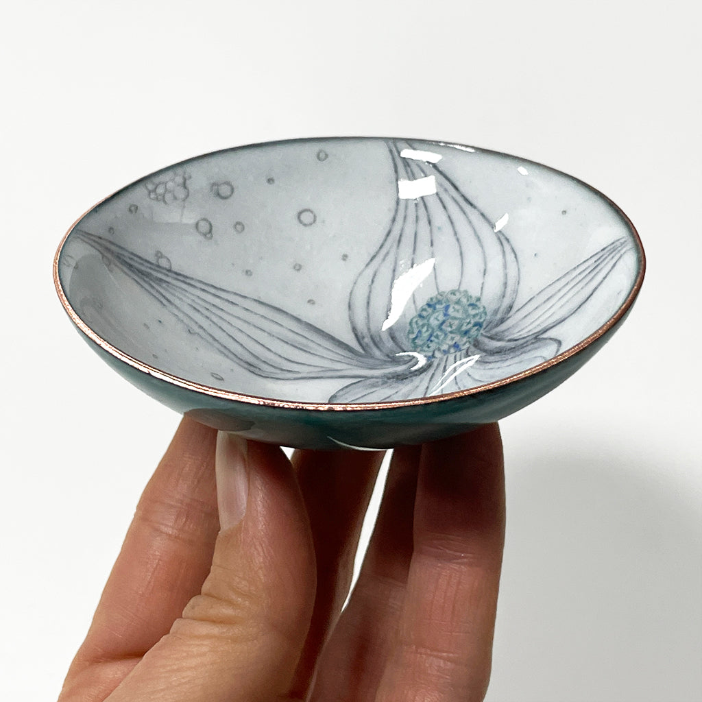 https://www.catherinegrisez.com/cdn/shop/products/2-Floating-Flower-enamelware-bowl_CGrisez-Sculpture__1802_1200x.jpg?v=1669931288